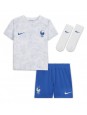 Frankreich Benjamin Pavard #2 Auswärts Trikotsatz für Kinder WM 2022 Kurzarm (+ Kurze Hosen)